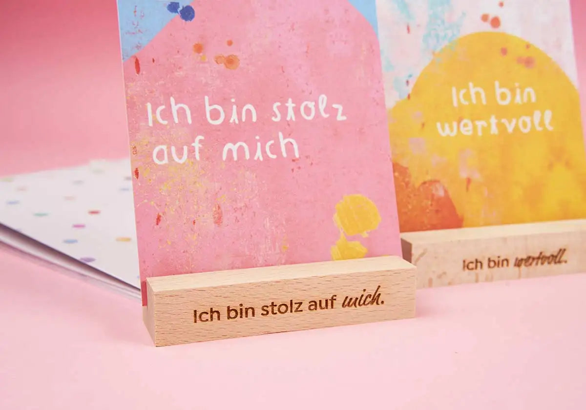 Kartenhalter mit schrägem Schlitz und Lasergravur