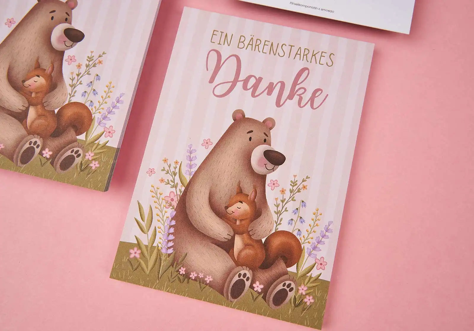 Postkarte »Bärenstarkes Danke« – Bär mit Eichhörnchen
