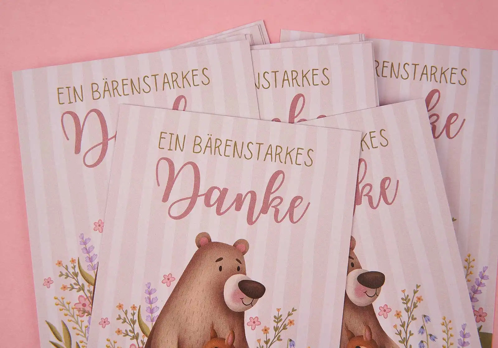 Postkarte »Bärenstarkes Danke« – Bär mit Eichhörnchen