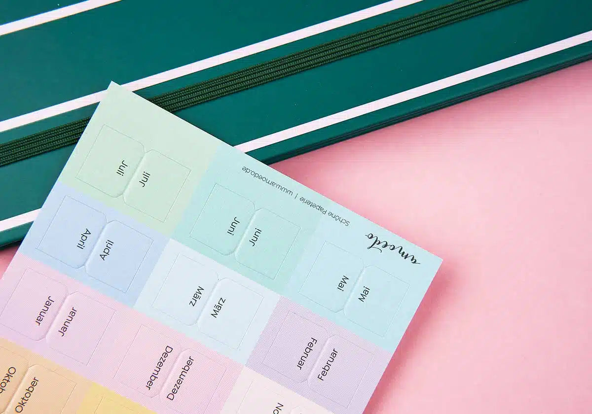 Monatstaben »Markier mich« – bunt, klein (neue Form) - amoedo – Schöne Papeterie