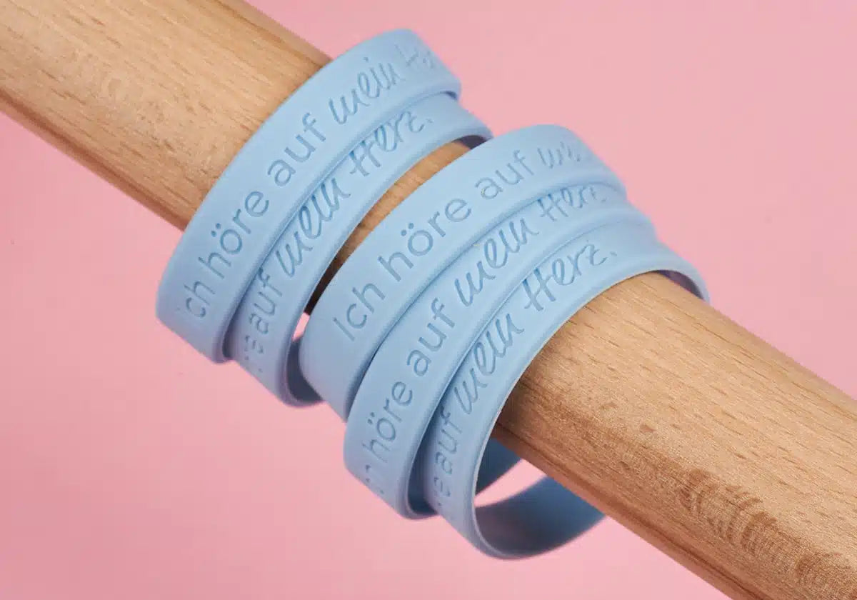»Ich höre auf mein Herz.« – Armbänder für Jugendliche, pastellblau – 5er Set - amoedo – Schöne Papeterie
