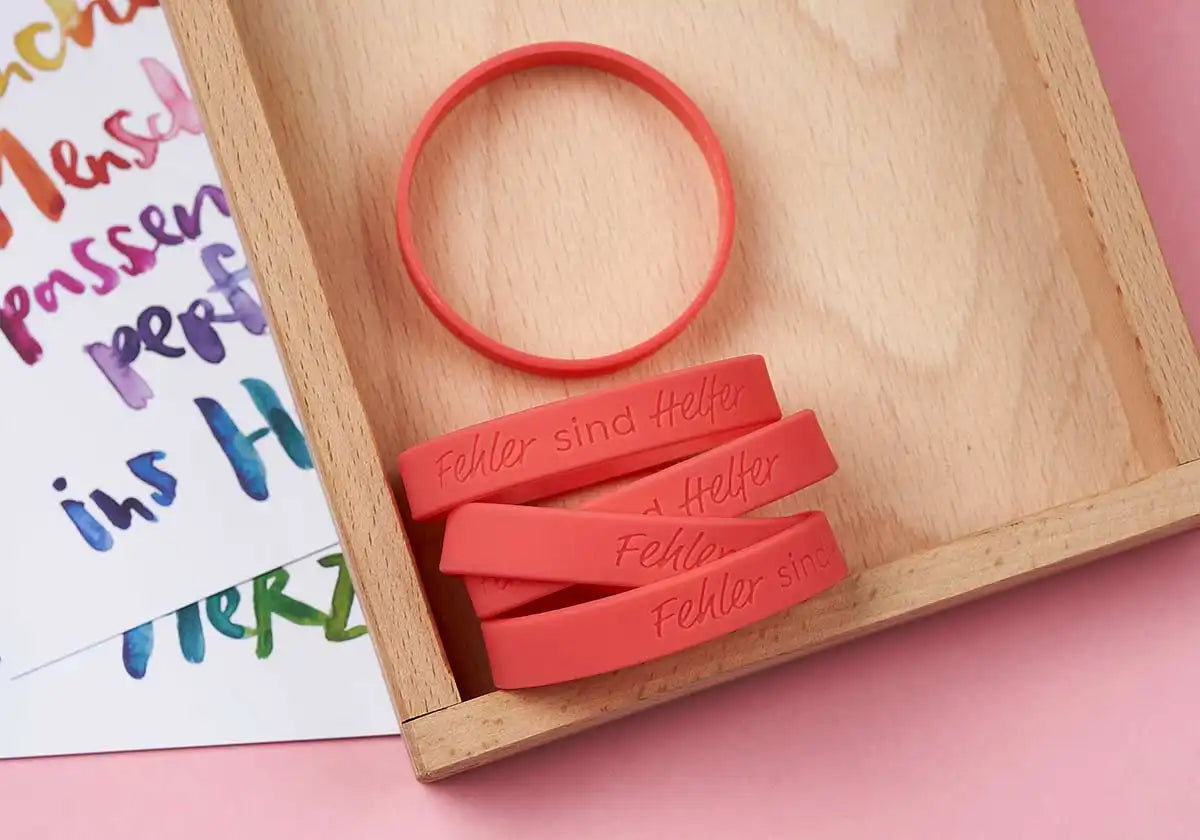 »Fehler sind Helfer« – Motivationsarmbänder für Kinder & Jugendliche, koralle – 5er Set