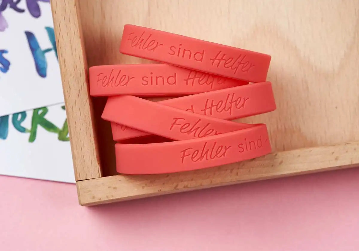 »Fehler sind Helfer« – Motivationsarmbänder für Kinder & Jugendliche, koralle – 5er Set - amoedo – Schöne Papeterie