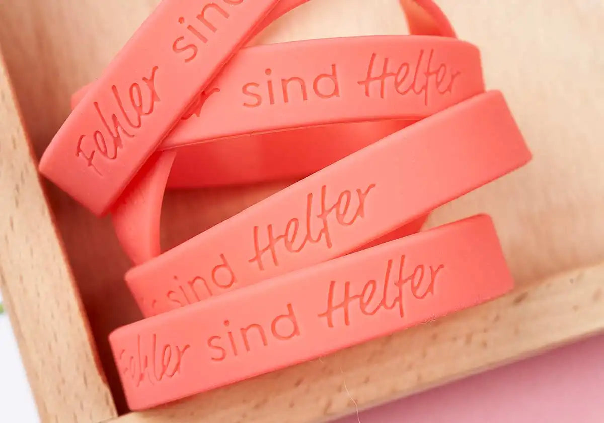 »Fehler sind Helfer« – Motivationsarmbänder für Kinder & Jugendliche, koralle – 5er Set - amoedo – Schöne Papeterie