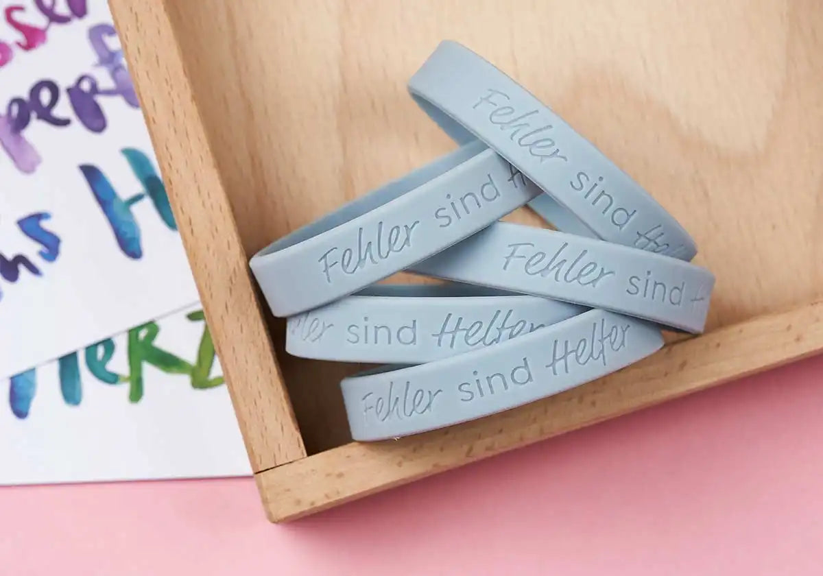 »Fehler sind Helfer« – Motivationsarmbänder für Kinder & Jugendliche, taubenblau – 5er Set - amoedo – Schöne Papeterie