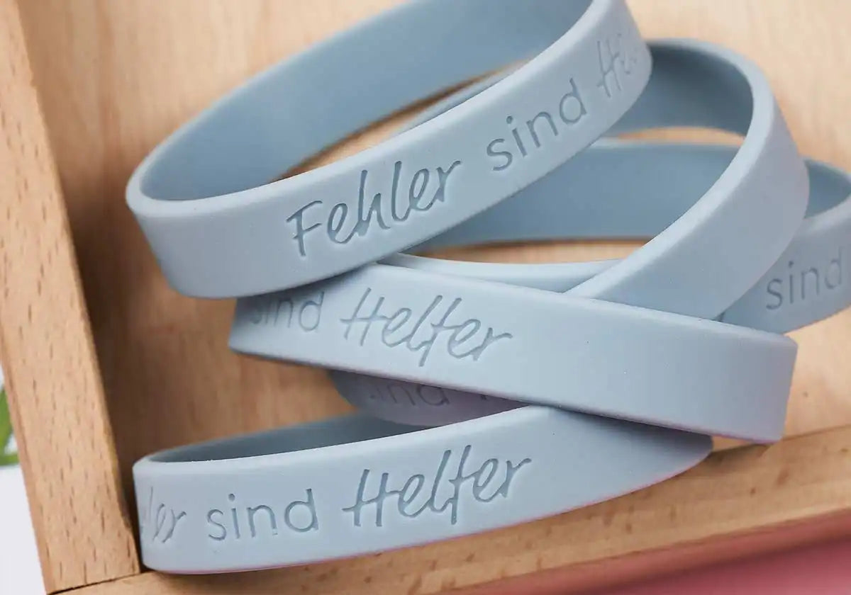 »Fehler sind Helfer« – Motivationsarmbänder für Kinder & Jugendliche, taubenblau – 5er Set