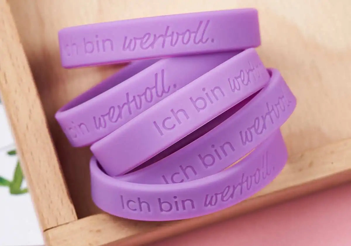 »Ich bin wertvoll.« – Motivationsarmbänder für Kinder & Jugendliche, lila – 5er Set - amoedo – Schöne Papeterie