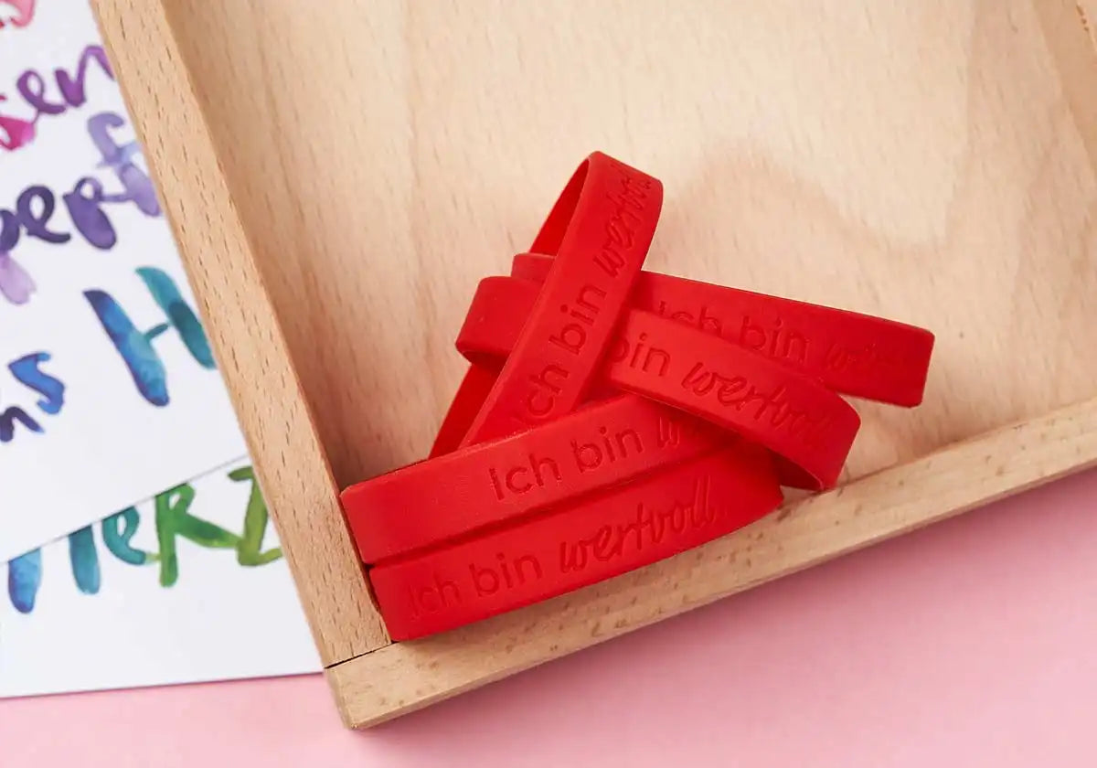 »Ich bin wertvoll.« – Motivationsarmbänder für Kinder & Jugendliche, rot – 5er Set