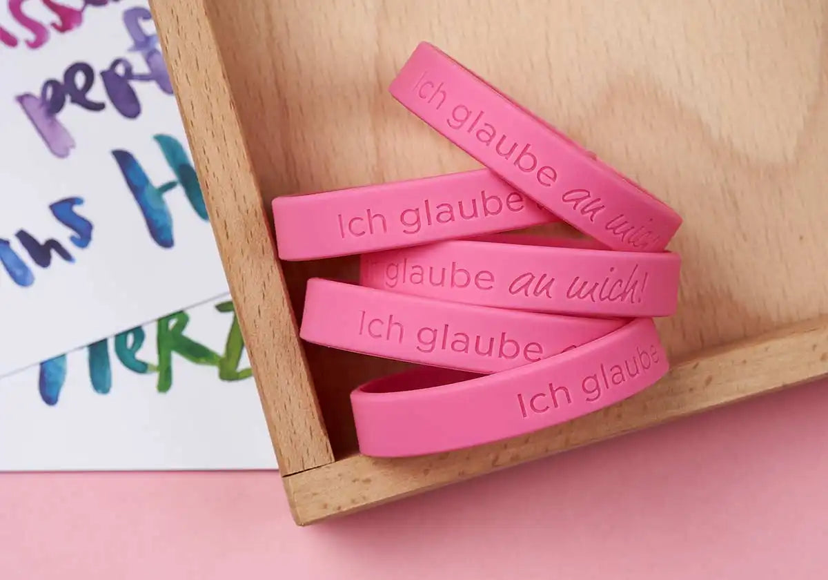 »Ich glaube an mich!« – Motivationsarmbänder für Kinder & Jugendliche, fuchsia – 5er Set - amoedo – Schöne Papeterie