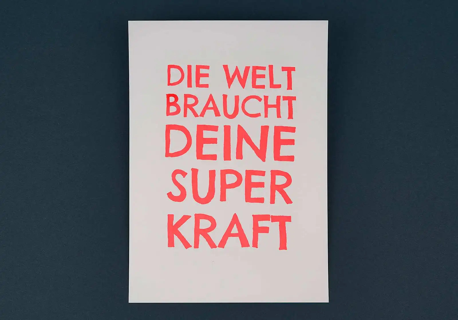 A4-Poster »Die Welt braucht deine Superkraft« – Siebdruck