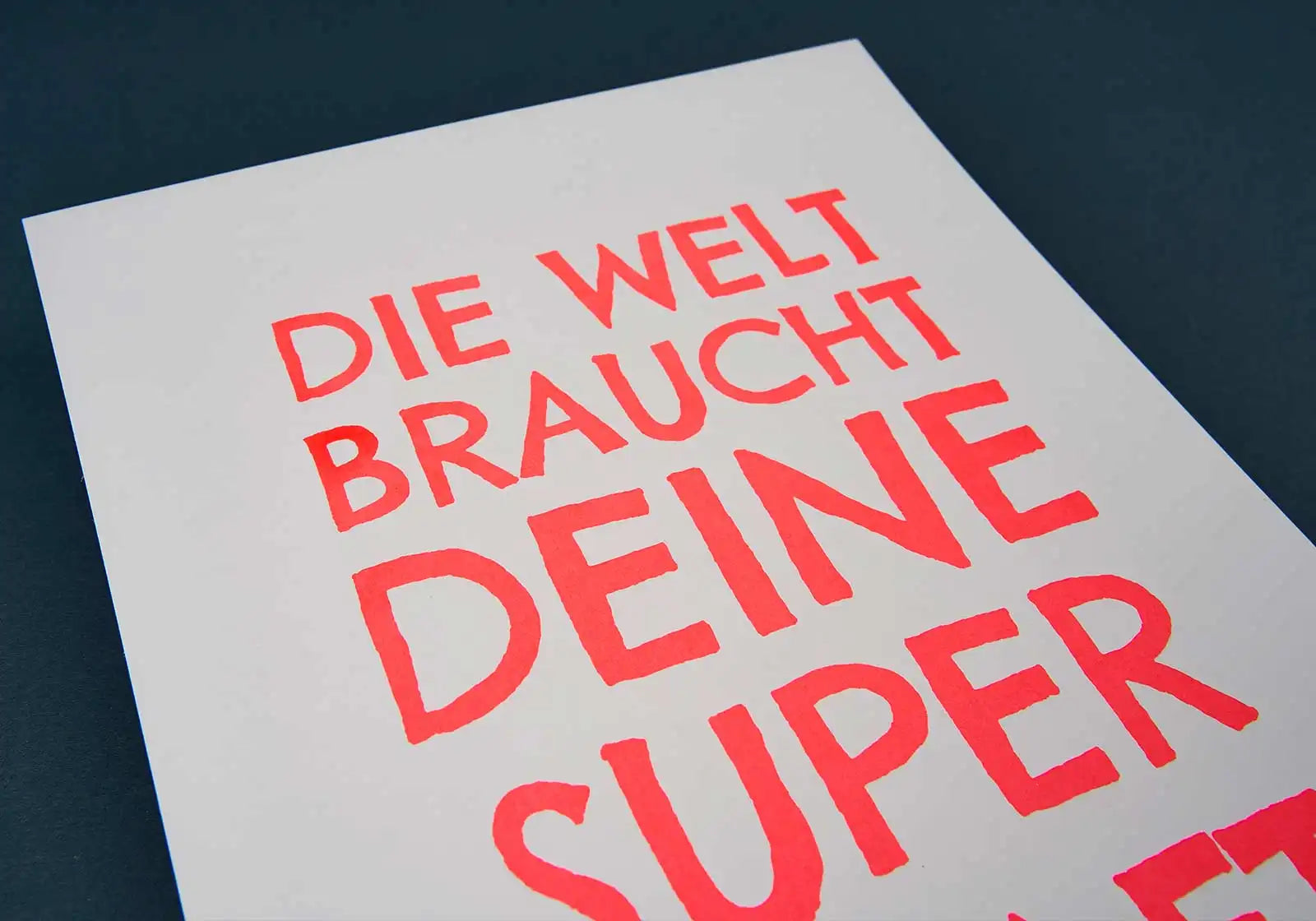 A4-Poster »Die Welt braucht deine Superkraft« – Siebdruck