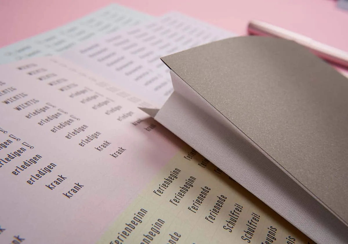 Froschtasche zur Aufbewahrung loser Zettel in deinem Planer, erhältlich für A4 oder A5, mit eingearbeiteten Textilkeil