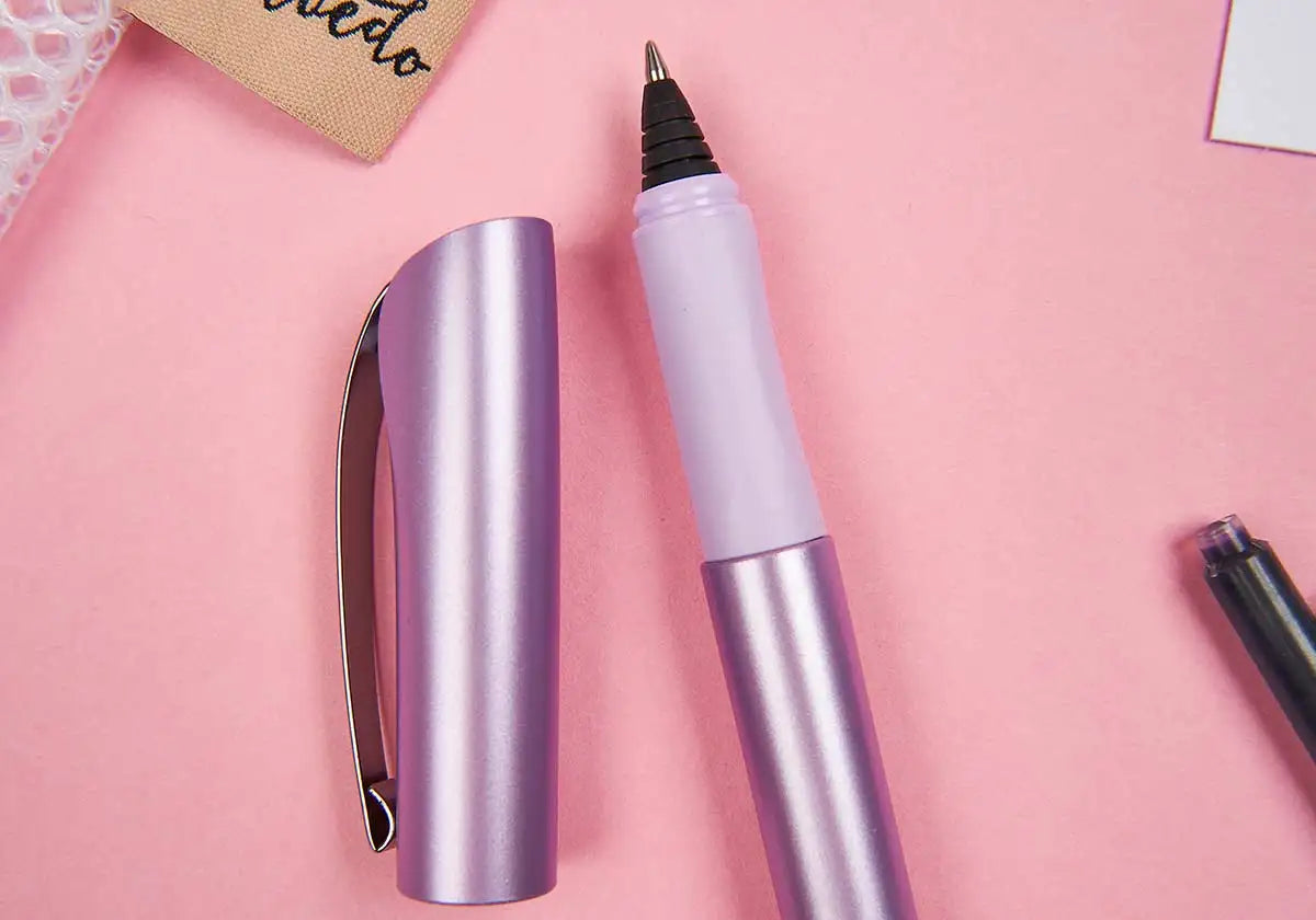 Tintenroller in metallic-lila mit schönem Schreibkomfort