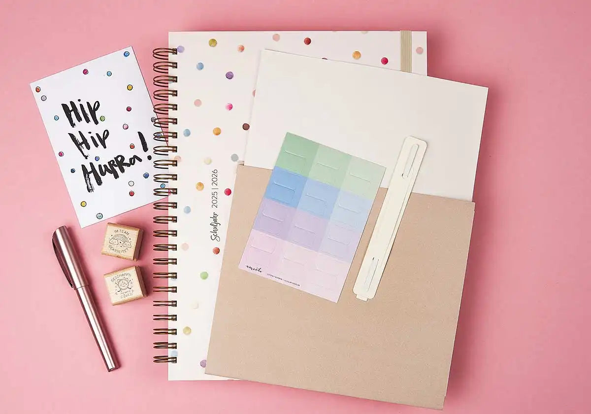 A4+ Ringbuch – Lieblingslehrerplaner 2025/2026 »Konfettitraum« - amoedo – Schöne Papeterie