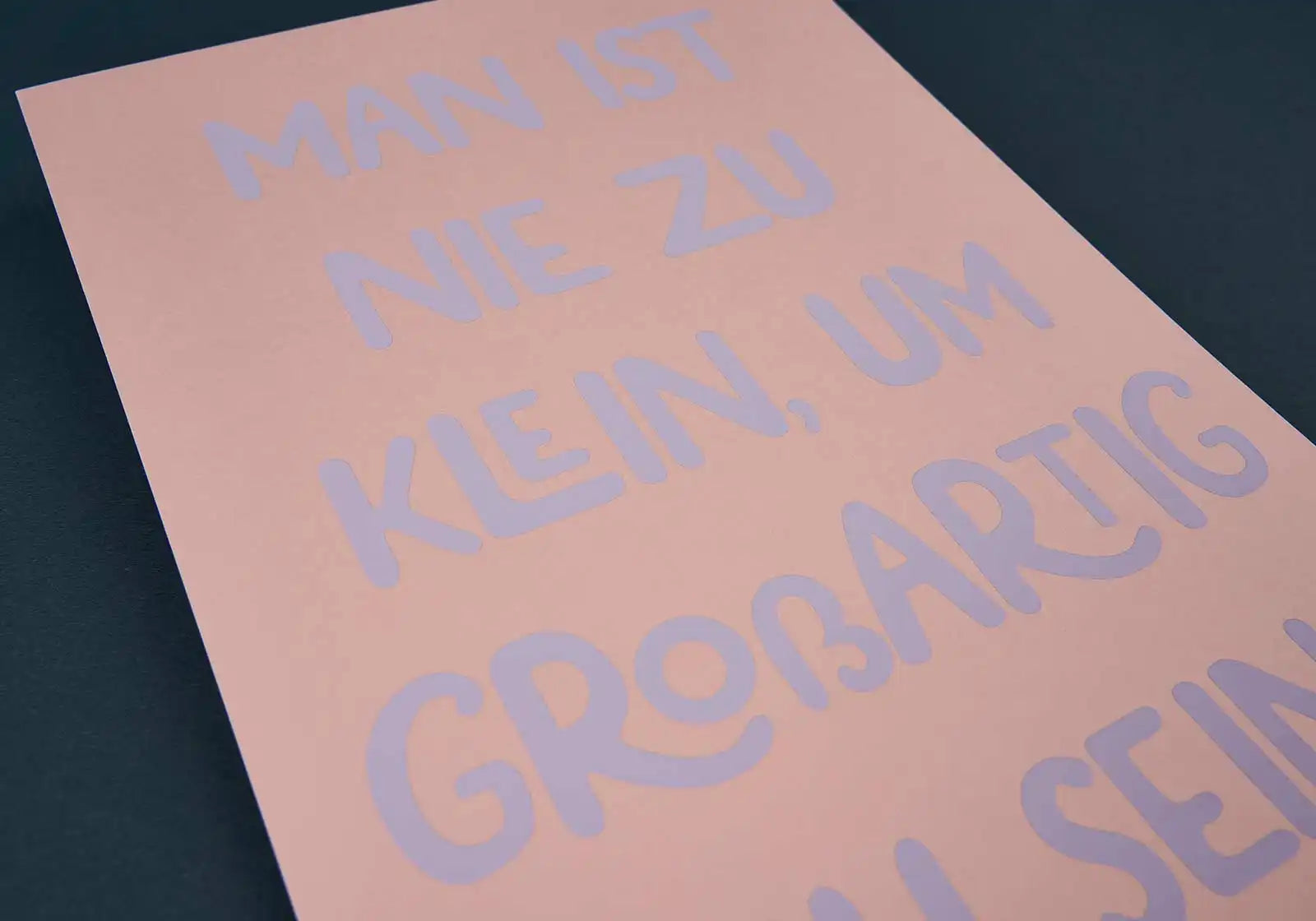A4-Poster »Man ist nie zu klein, um großartig zu sein« – Siebdruck