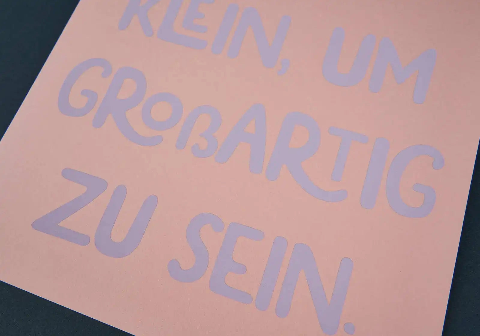 A4-Poster »Man ist nie zu klein, um großartig zu sein« – Siebdruck