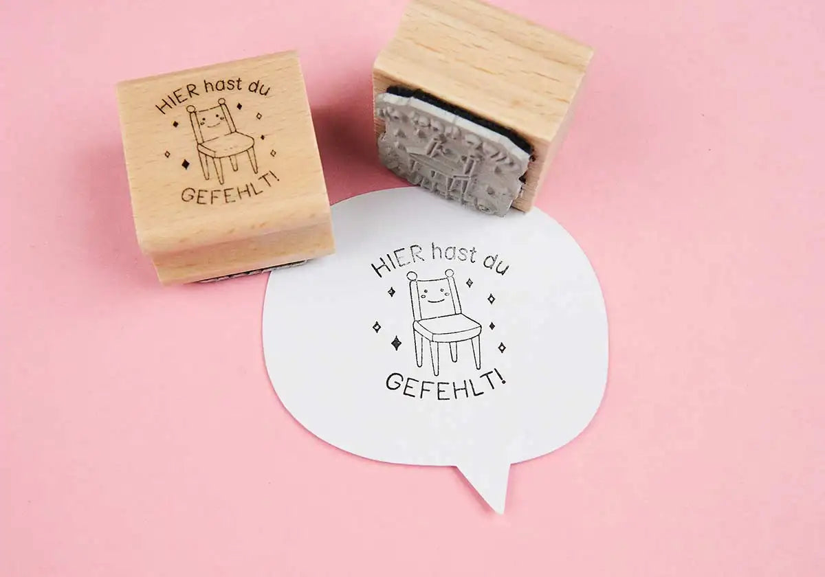 Holzstempel »Hier hast du gefehlt« - amoedo – Schöne Papeterie