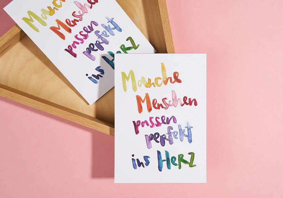 Postkarte »Manche Menschen passen perfekt ins Herz« - amoedo – Schöne Papeterie