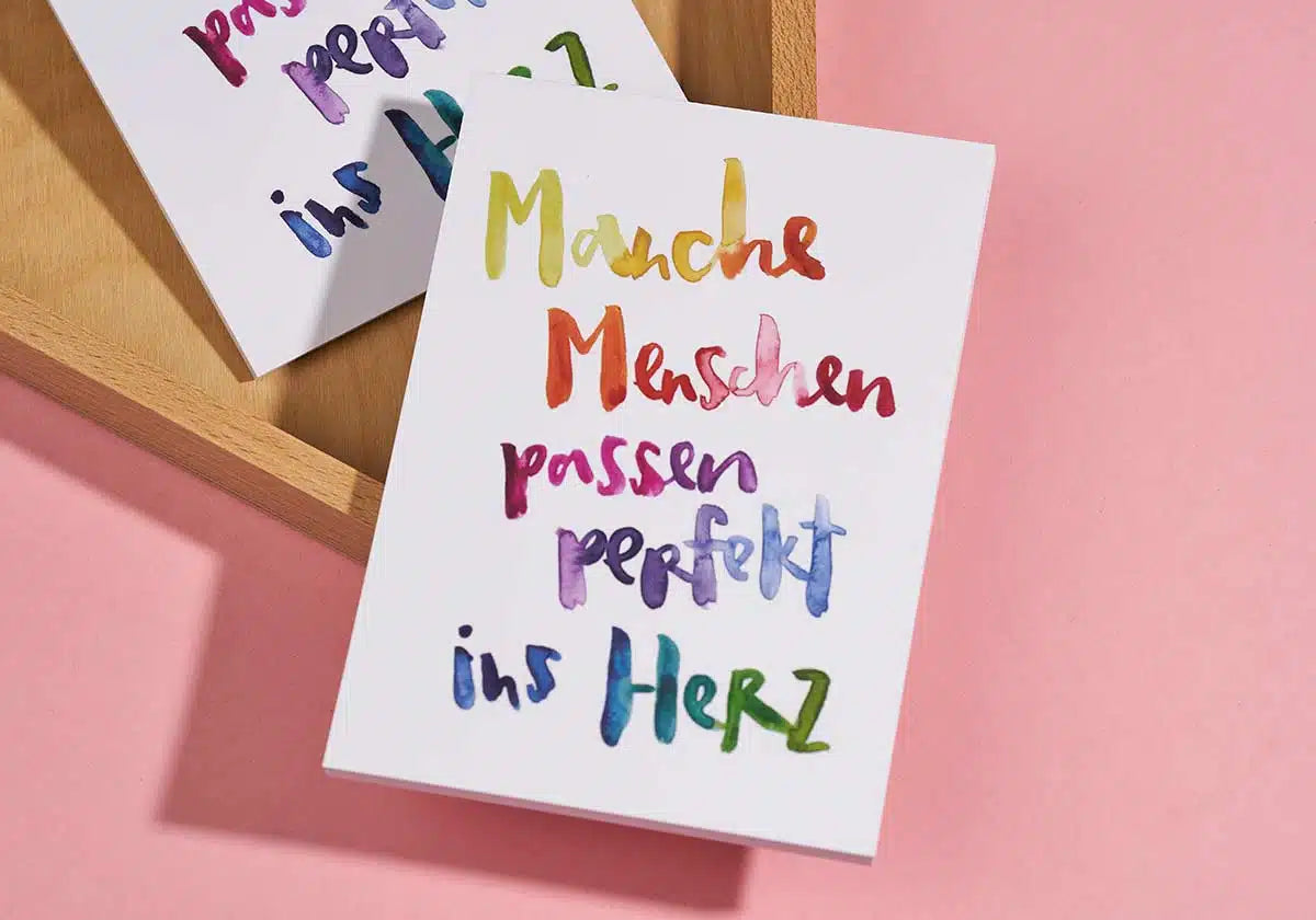 Postkarte »Manche Menschen passen perfekt ins Herz« - amoedo – Schöne Papeterie