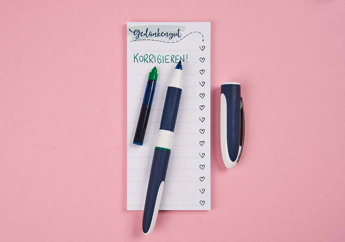 »Schulstift« grün - amoedo – Schöne Papeterie