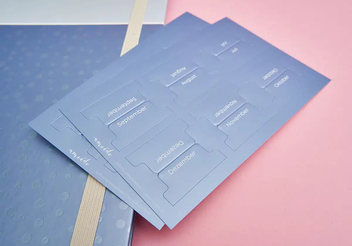 Monatstaben »Markier mich« – blaumetallic, groß - amoedo – Schöne Papeterie