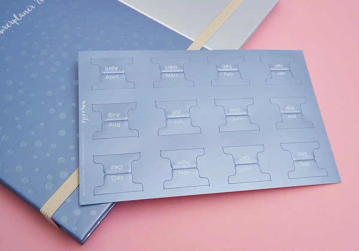Monatstaben »Markier mich« – blaumetallic, klein - amoedo – Schöne Papeterie