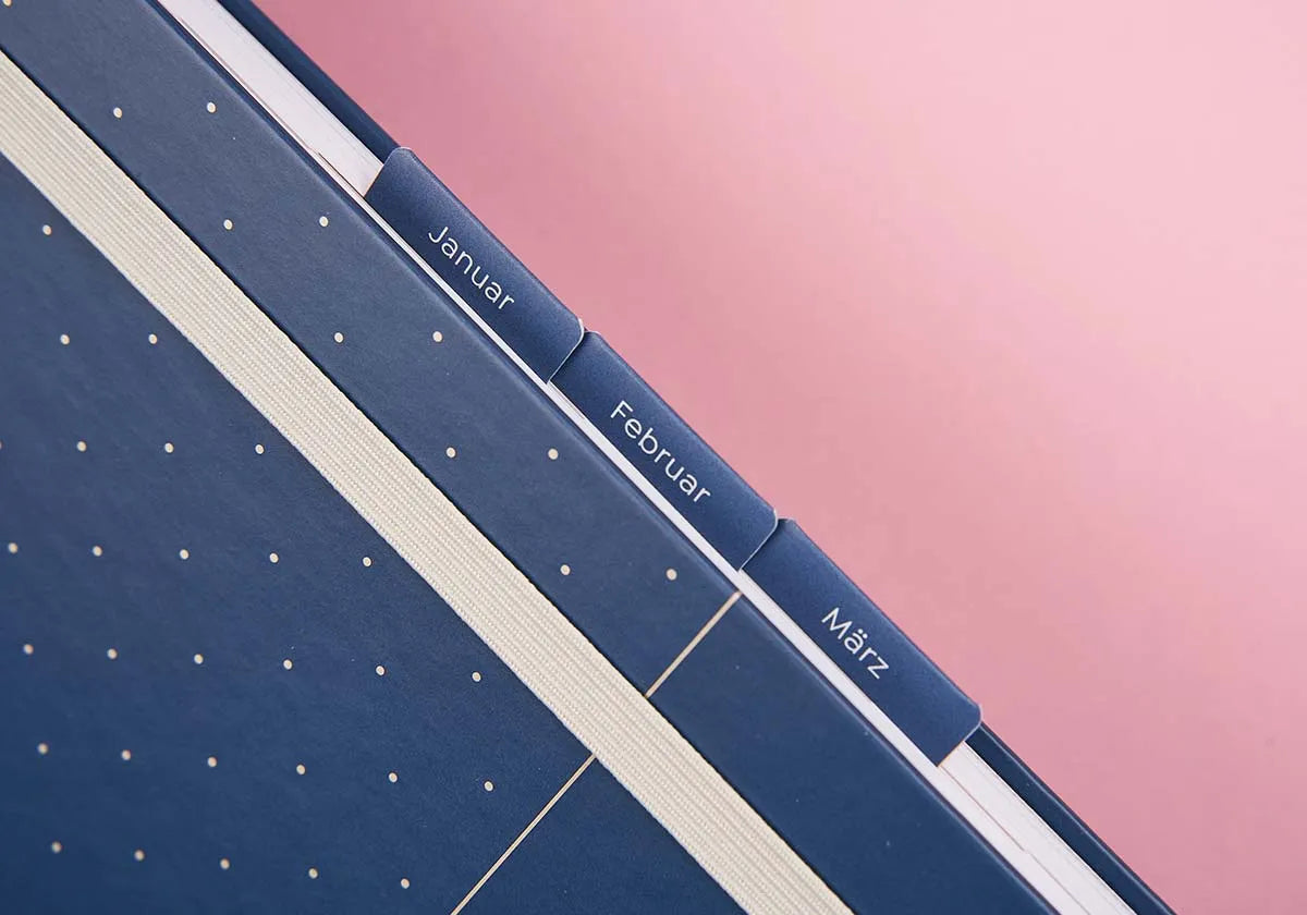 Monatstaben »Markier mich« – dunkelblau, groß - amoedo – Schöne Papeterie