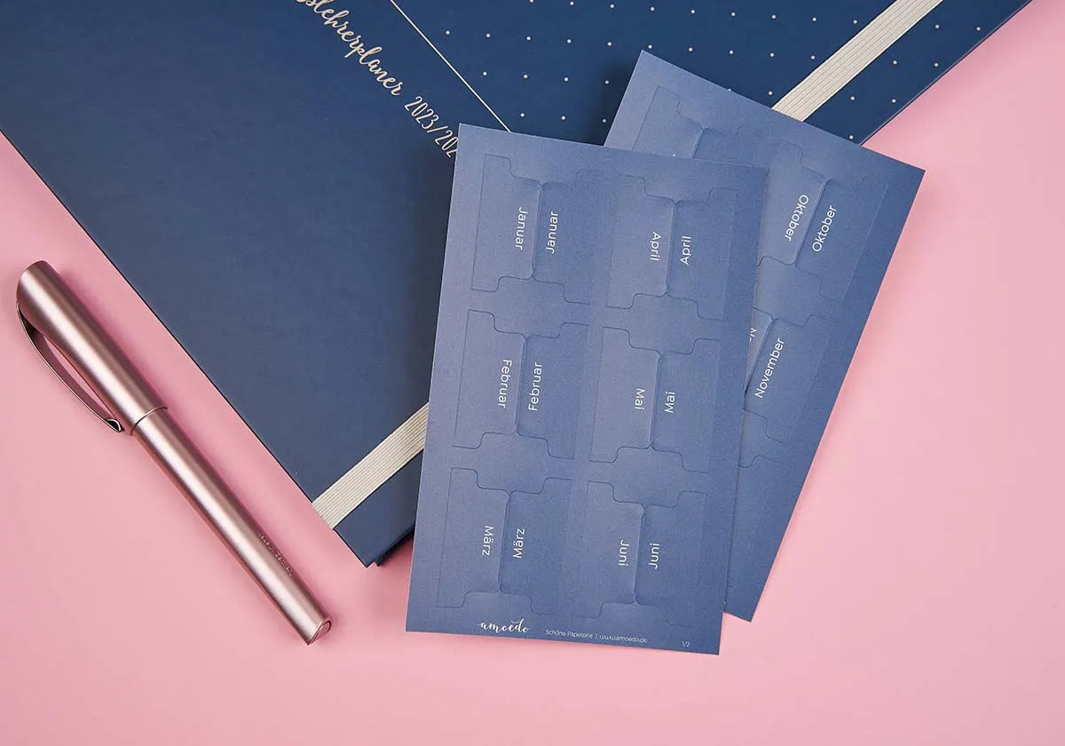 Monatstaben »Markier mich« – dunkelblau, groß - amoedo – Schöne Papeterie