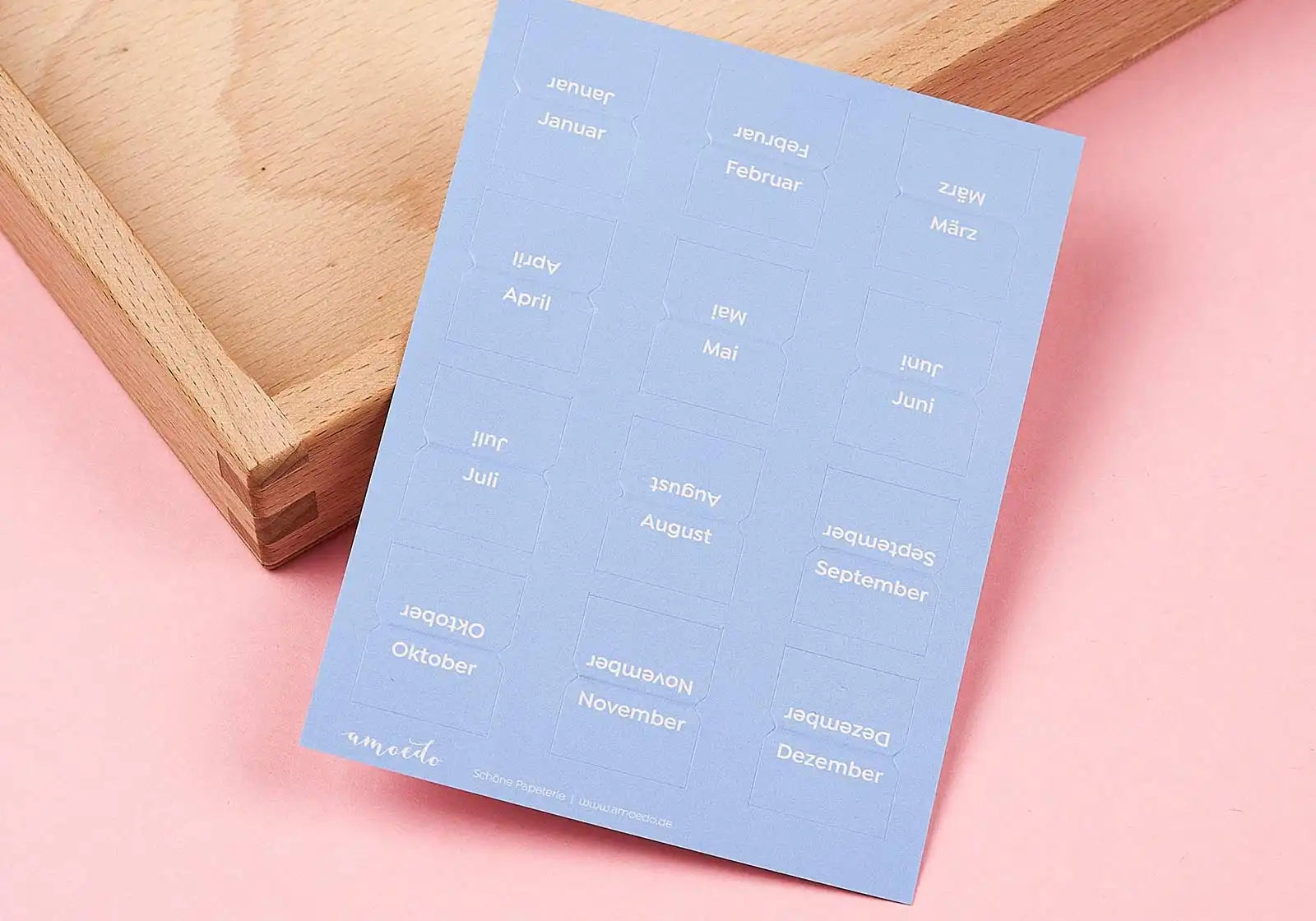 Monatstaben »Markier mich« – blau, groß (neue Form) - amoedo – Schöne Papeterie