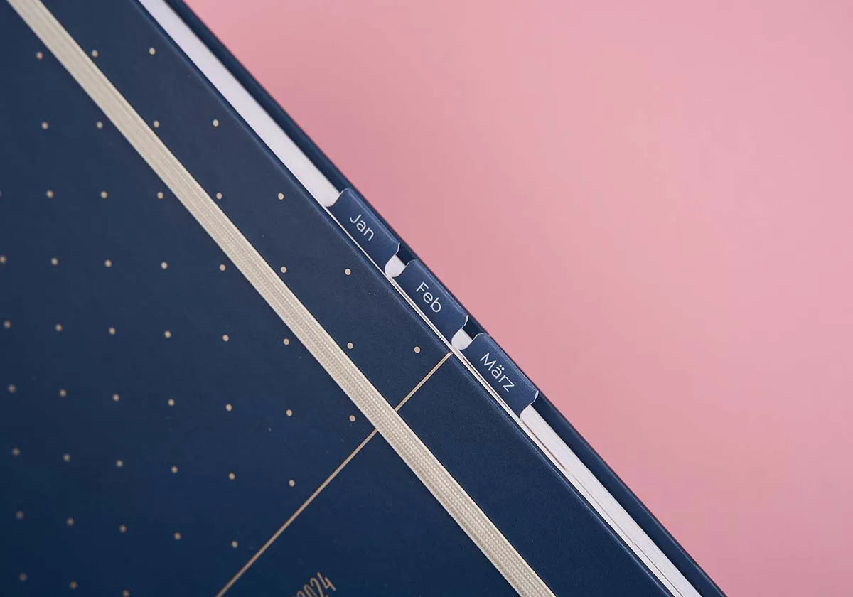 Monatstaben »Markier mich« – dunkelblau, klein - amoedo – Schöne Papeterie