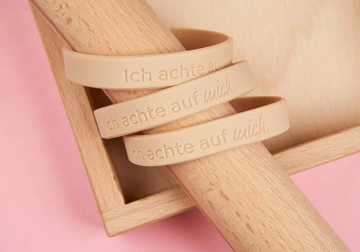»Ich achte auf mich.« – Armbänder für Erwachsene, beige – 5er Set - amoedo – Schöne Papeterie