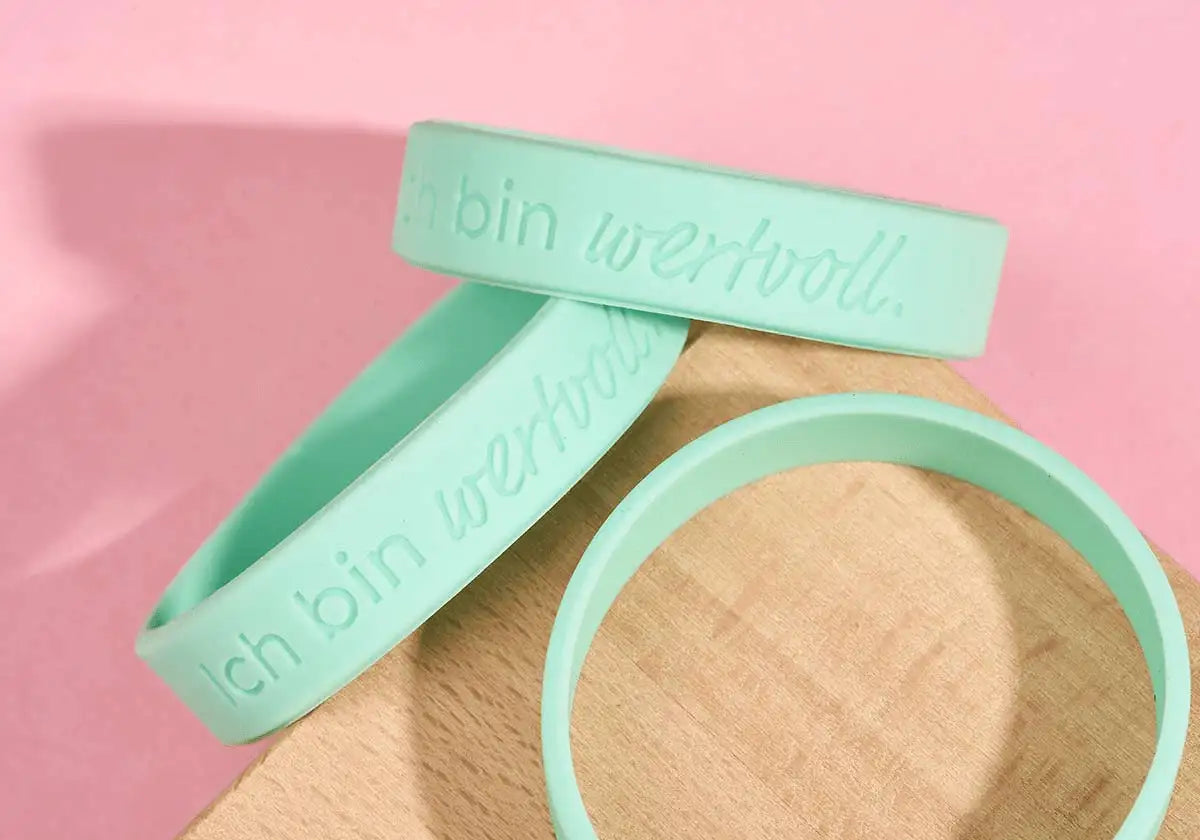 Silikonarmband für Kinder mit Affirmation geprägt