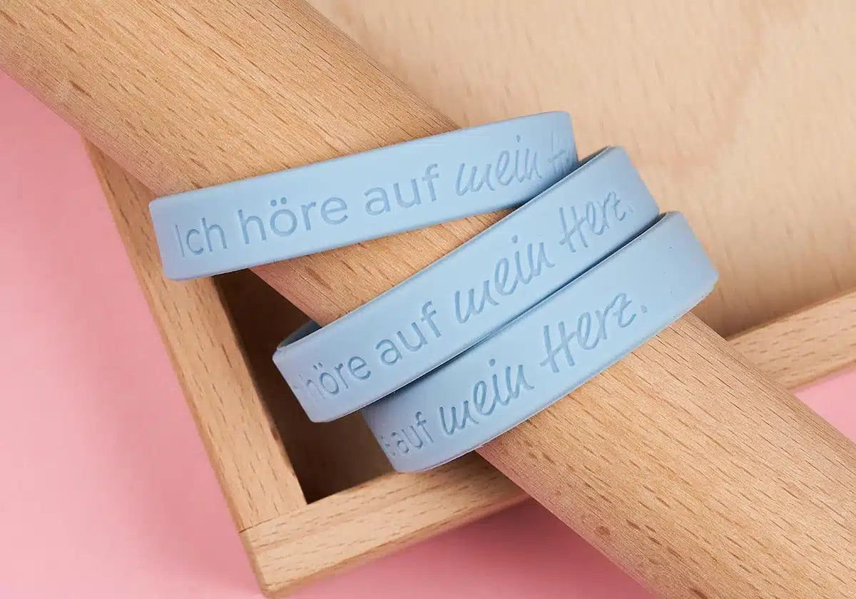 »Ich höre auf mein Herz.« – Armbänder für Jugendliche, pastellblau – 5er Set - amoedo – Schöne Papeterie