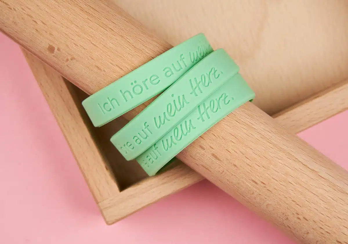 »Ich höre auf mein Herz.« – Armbänder für Jugendliche, pastellgrün – 5er Set - amoedo – Schöne Papeterie