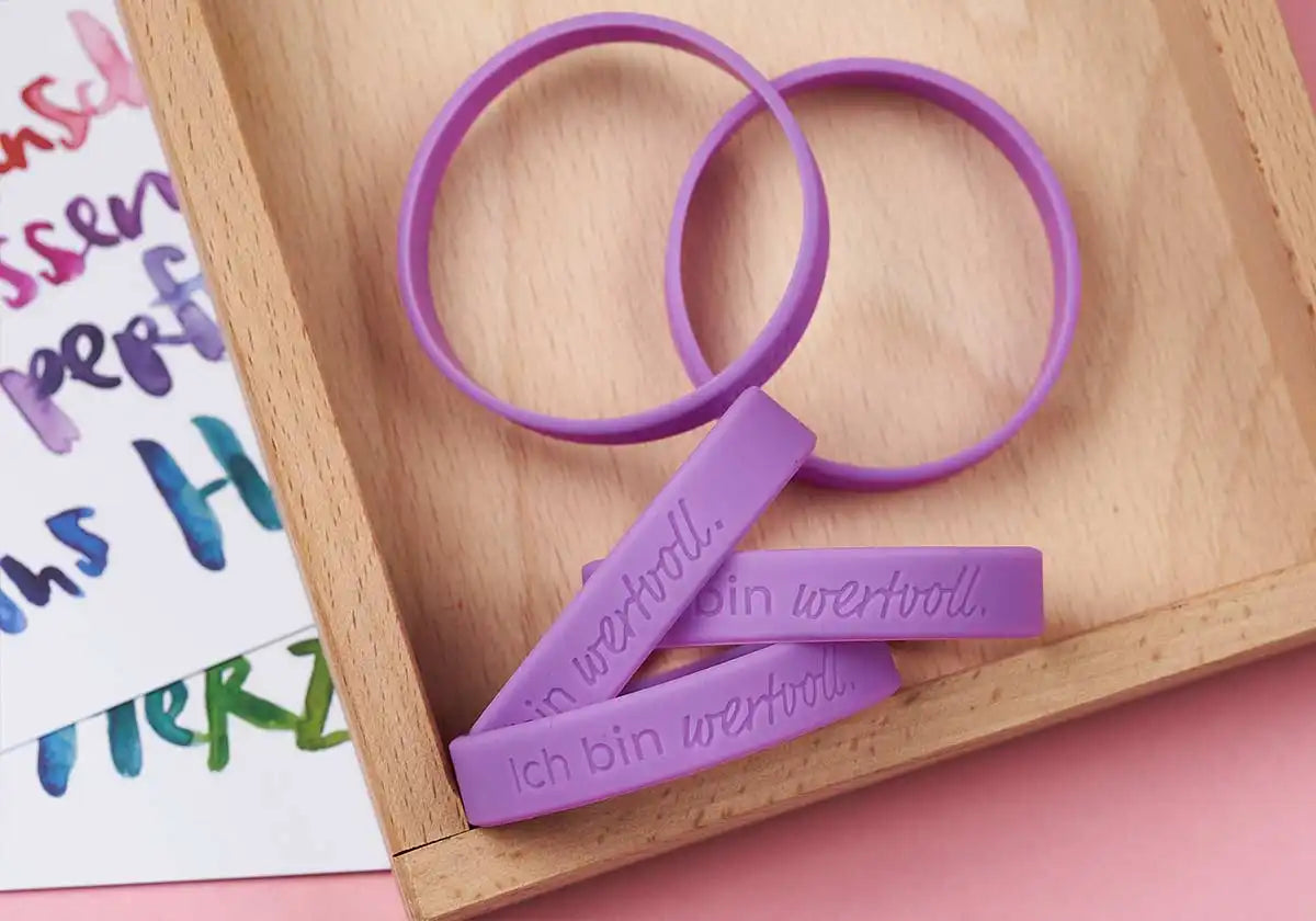 »Ich bin wertvoll.« – Motivationsarmbänder für Kinder & Jugendliche, lila – 5er Set