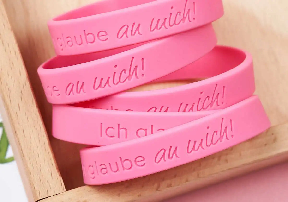 »Ich glaube an mich!« – Motivationsarmbänder für Kinder & Jugendliche, fuchsia – 5er Set - amoedo – Schöne Papeterie