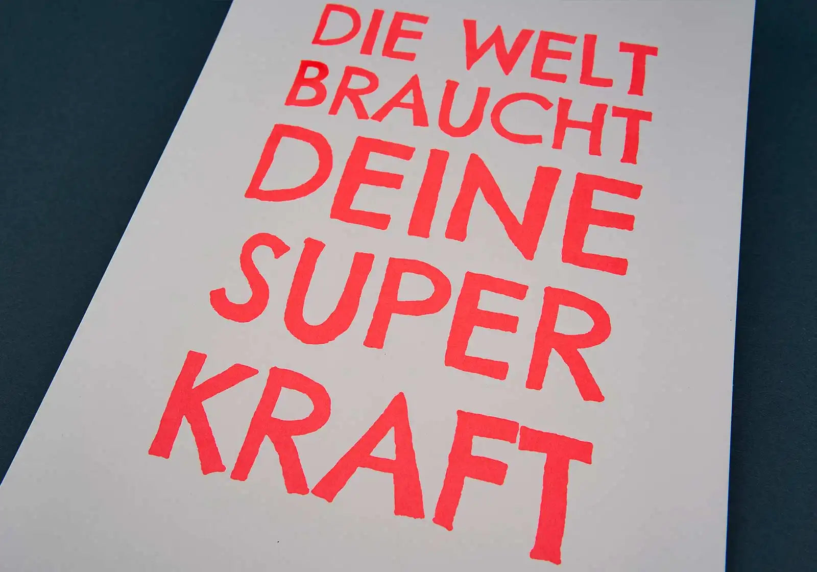 A4-Poster »Die Welt braucht deine Superkraft« – Siebdruck
