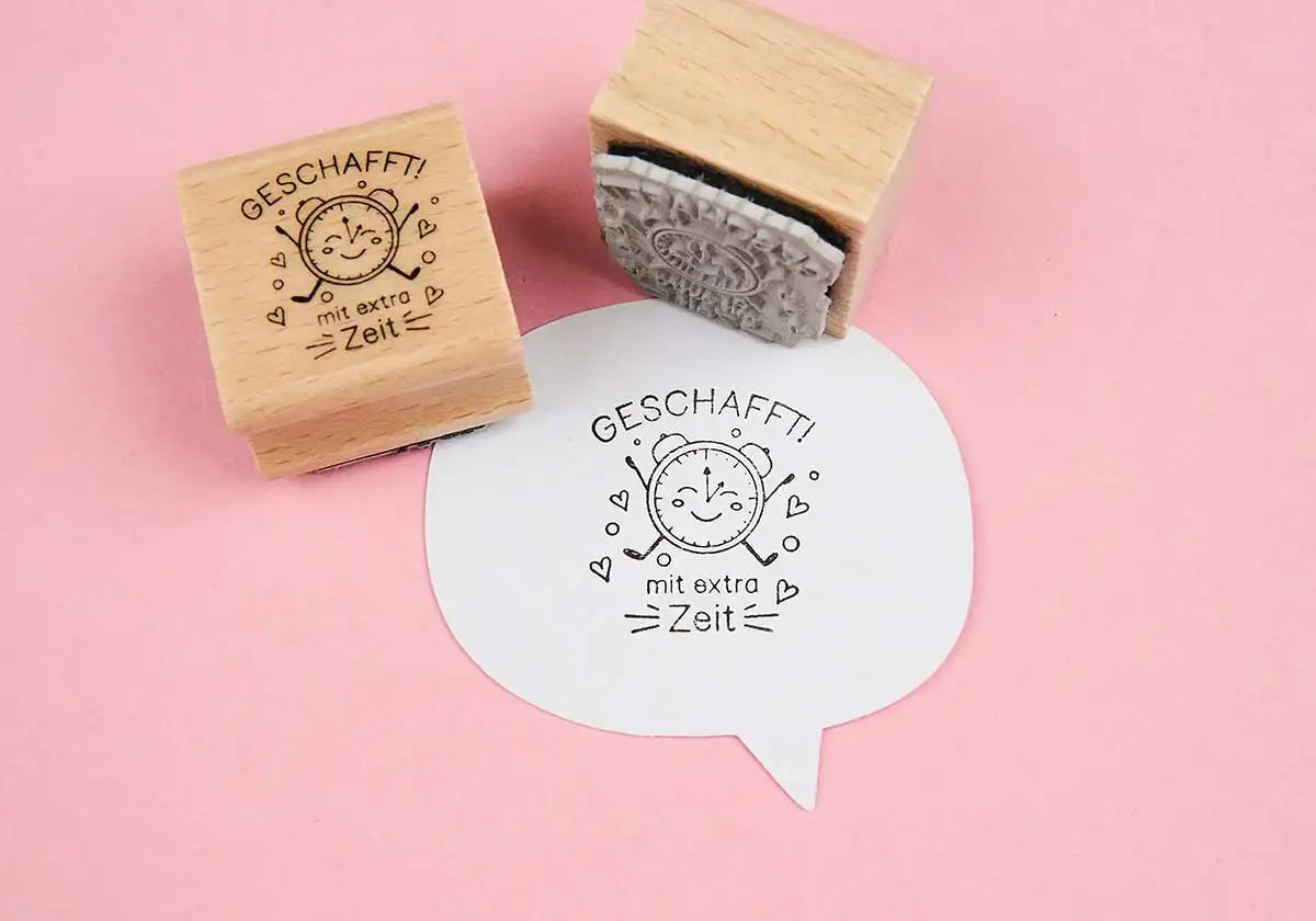 Holzstempel »Geschafft mit extra Zeit« - amoedo – Schöne Papeterie