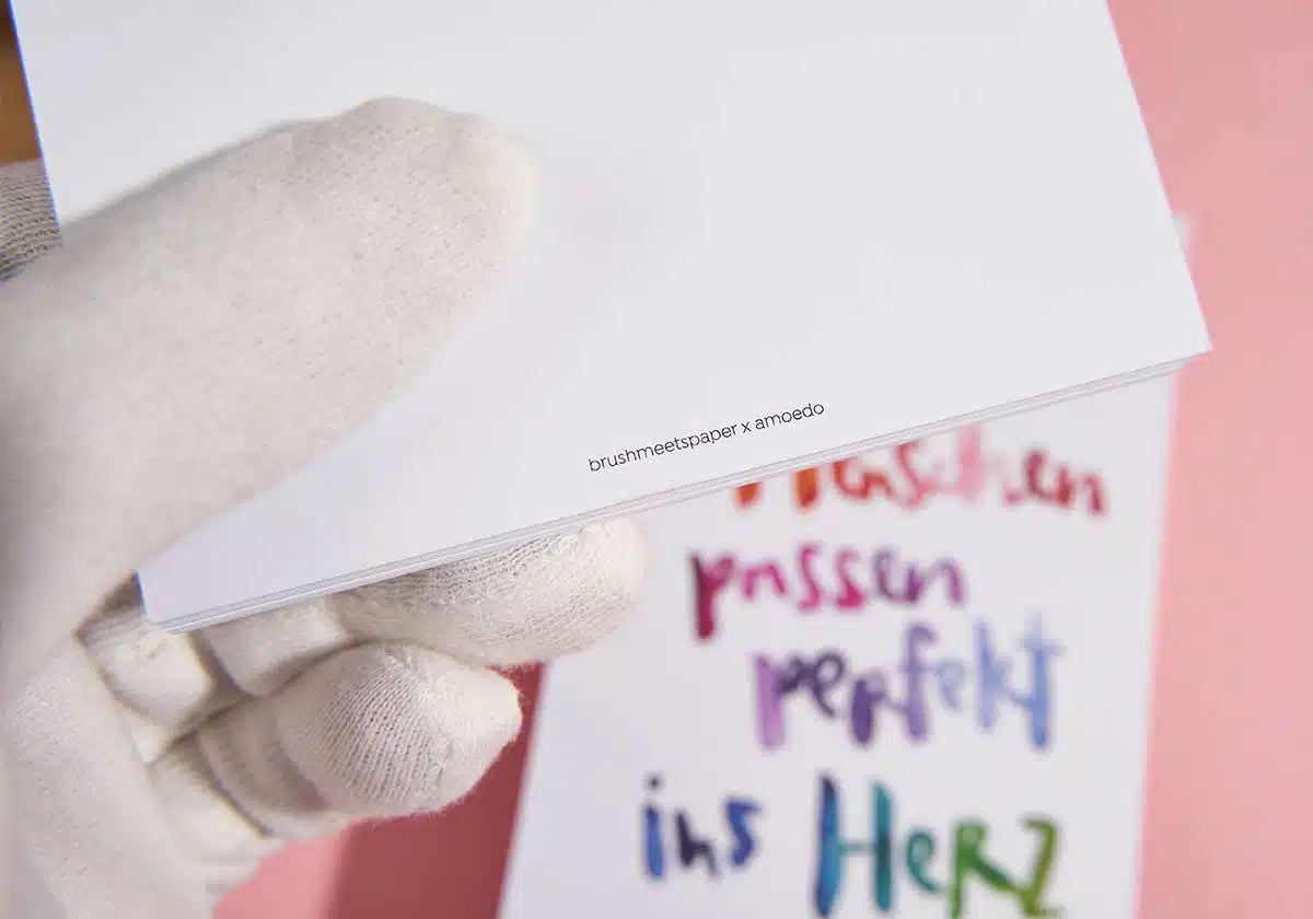 Postkarte »Manche Menschen passen perfekt ins Herz« - amoedo – Schöne Papeterie