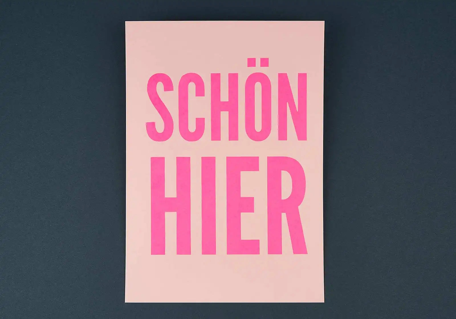 A4-Poster »Schön hier« – Siebdruck, Neonpink auf Rosa