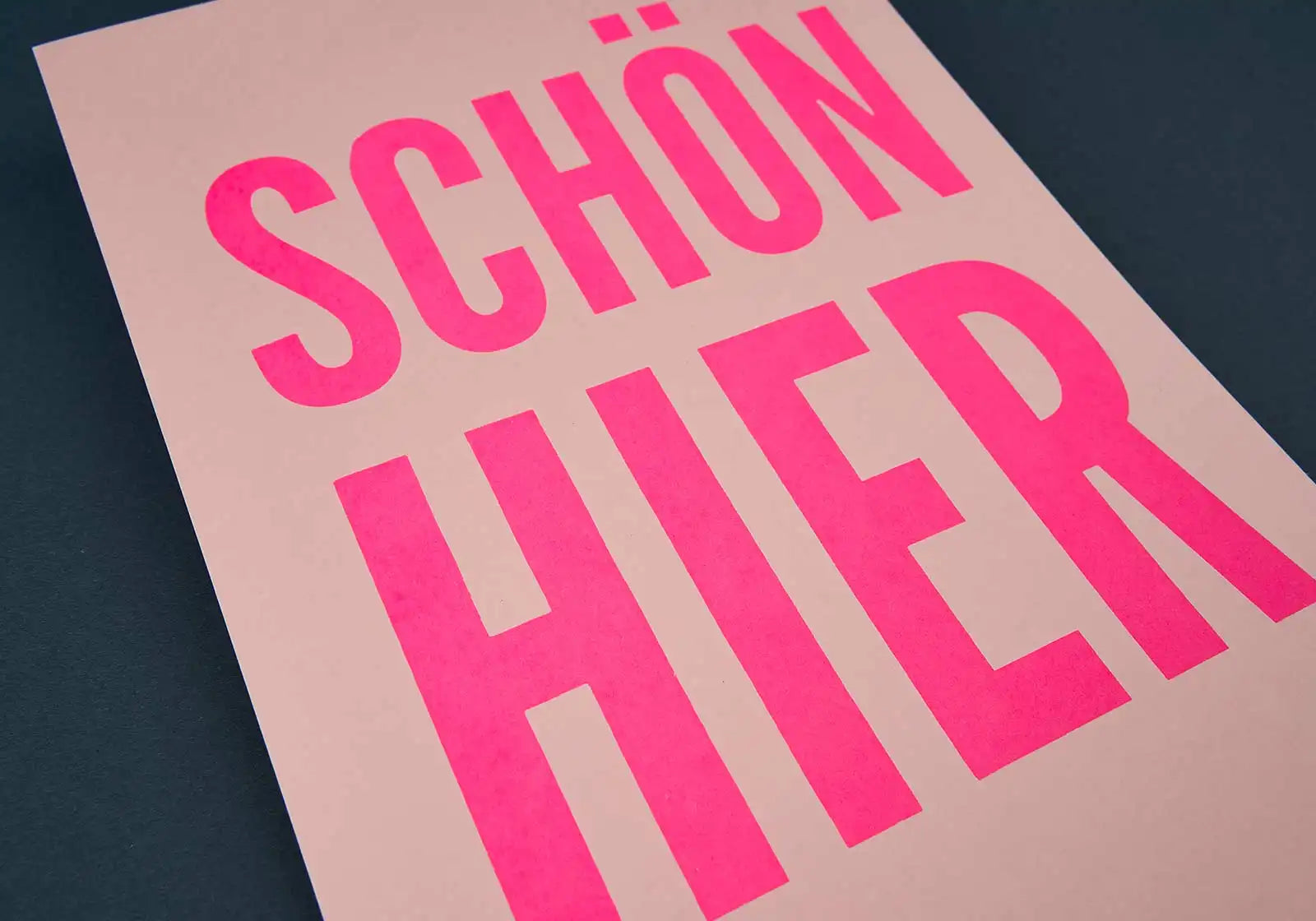 A4-Poster »Schön hier« – Siebdruck, Neonpink auf Rosa