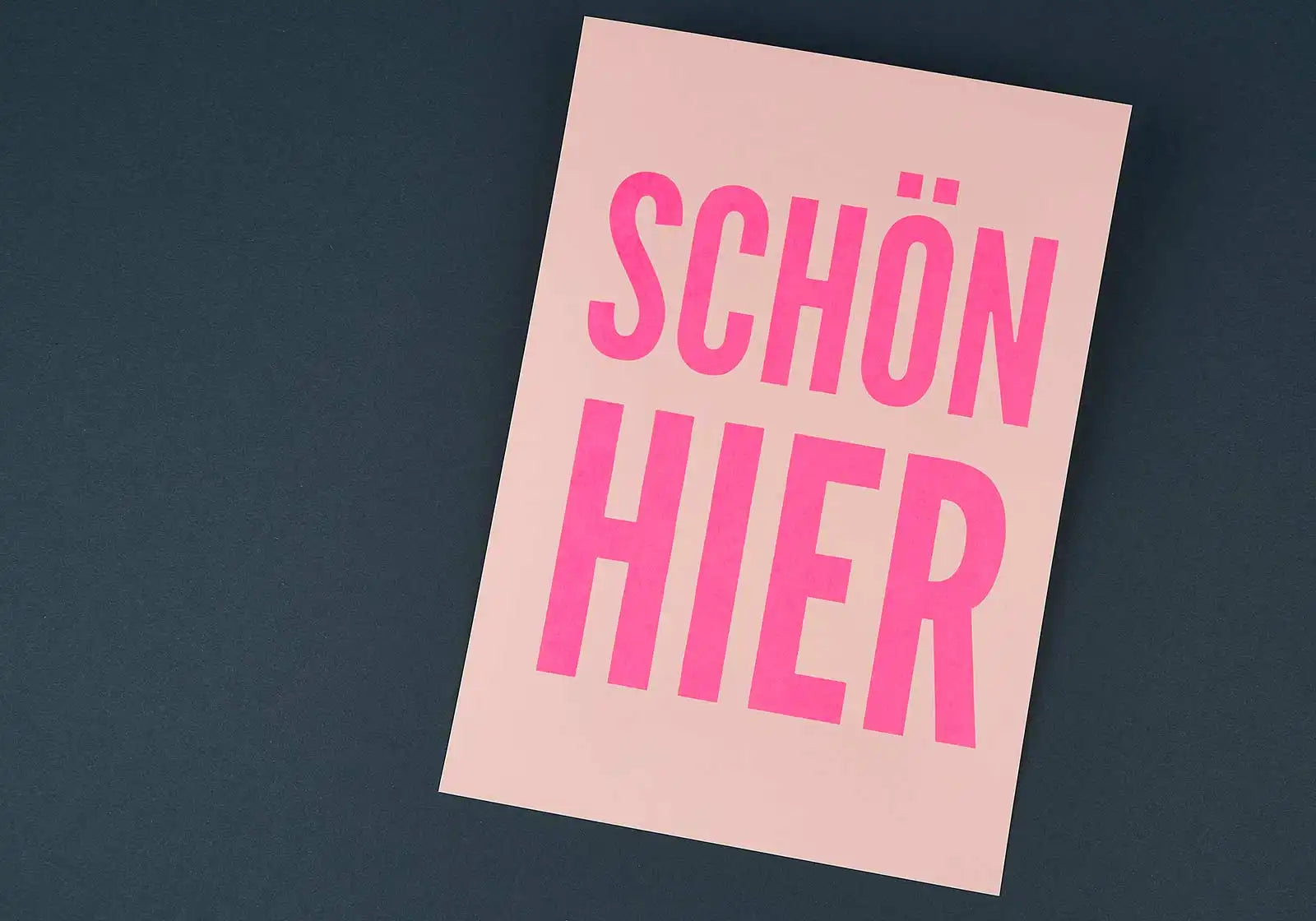 A4-Poster »Schön hier« – Siebdruck, Neonpink auf Rosa